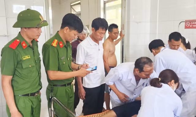 Cứu hộ người đàn ông ngưng thở sau vụ lật ghe trên sông ở Huế