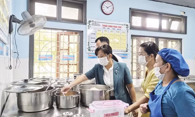 Huế nghiêm cấm cắt xén khẩu phần ăn học sinh