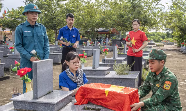 Lực lượng tìm kiếm hài cốt liệt sĩ làm việc xuyên kỳ nghỉ 2/9