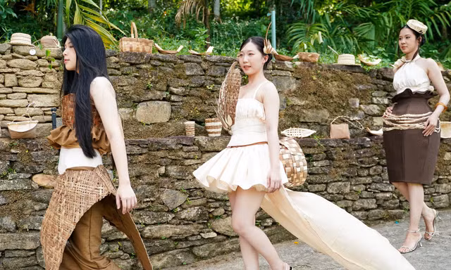 Sinh viên Duy Tân 'nâng tầm' mo cau thành thời trang cao cấp