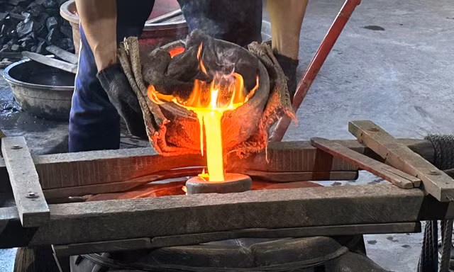 Tận thấy quy trình đúc chiêng đồng ở làng Phước Kiều 