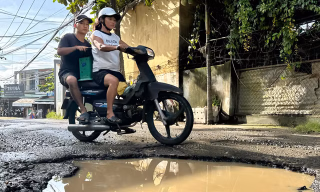 Đà Nẵng: Tuyến đường chi chít ổ voi, ổ gà gây nguy hiểm cho người đi đường