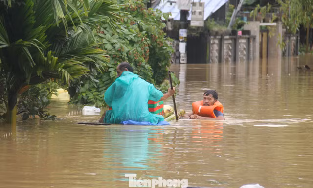 Người dân Đà Nẵng bơi bè chuối, thuyền thúng chuyển hàng tiếp tế vào vùng ngập