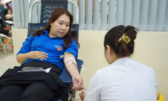 Gần 1.000 người tham gia ngày hội ‘Sắc xanh kết nối - Giọt hồng sẻ chia’ tại Huế