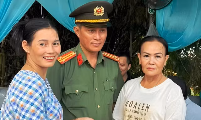 Nữ du khách đánh rơi lắc 1 cây vàng giữa biển người dự lễ hội ở Huế