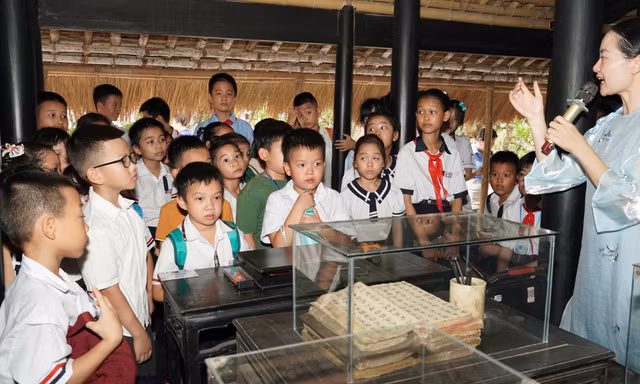 Sôi nổi hành trình theo dấu chân Bác, học sử từ di tích