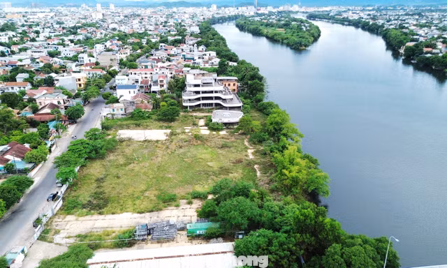Tận thấy dự án trên khu ‘đất vàng’ thành bãi hoang ven sông Hương