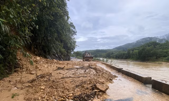 Mưa lớn gây sạt lở nhiều tuyến đường miền núi ở TP. Huế