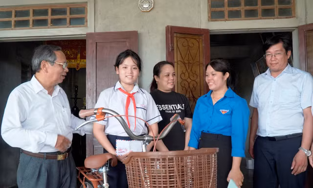 Quà sớm nâng bước trò nghèo trước thềm năm học mới