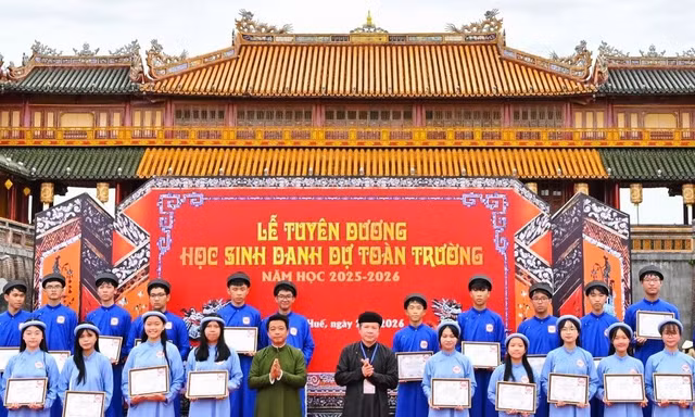 Lần đầu vinh danh gần 400 học sinh xuất sắc trước Ngọ Môn - Đại Nội Huế