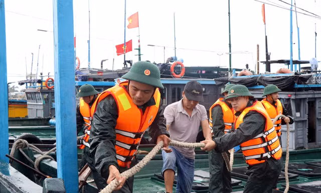 Bộ đội Biên phòng Huế căng mình ứng phó mưa lớn, sạt lở