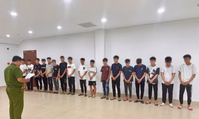 Khởi tố 14 đối tượng mang hung khí ‘diễu phố’, gây tai nạn rồi bỏ trốn