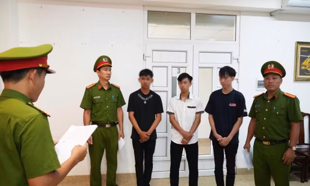 Khởi tố 3 đối tượng 'biểu diễn' bốc đầu xe máy trên quốc lộ