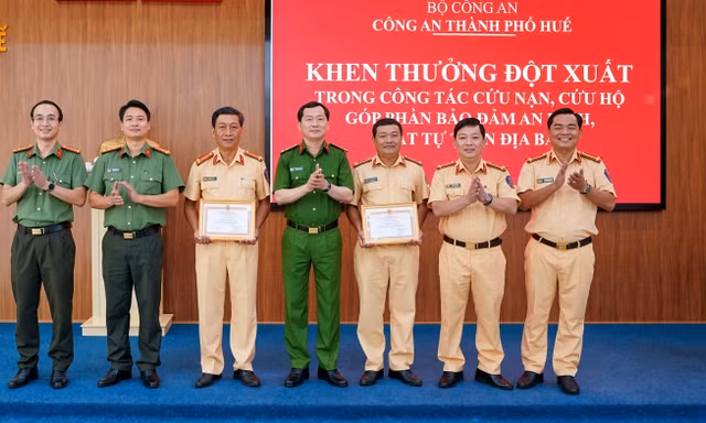 Khen thưởng hai CSGT hỗ trợ cấp cứu người đột quỵ