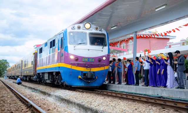 Điều khác biệt của tàu du lịch Phong Nha - Cố đô Huế 
