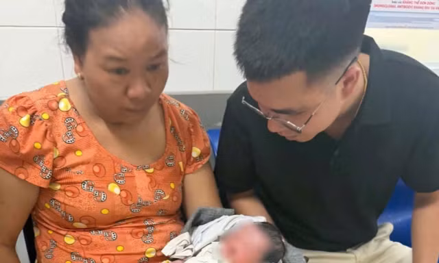 Phát hiện trẻ sơ sinh còn dây rốn bị bỏ trước cổng chùa ở Huế