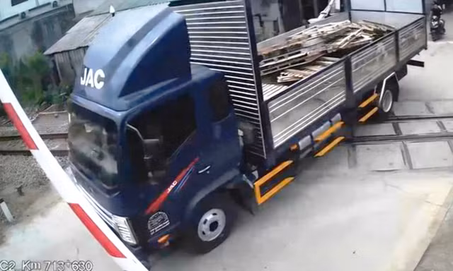 Vượt chắn tàu đang hạ, tài xế bị phạt hơn 41 triệu đồng