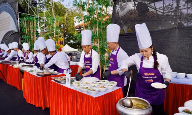 Huế lập kỷ lục chế biến 300 tô bún bò cùng lúc