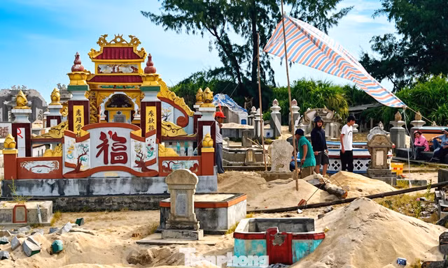 Đợt di dời mồ mả lớn nhất để xây công viên biển ở Huế