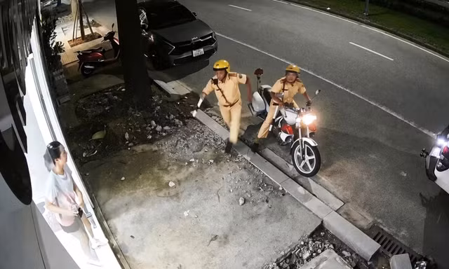 Hai cảnh sát giao thông cứu người đột quỵ khi đang làm nhiệm vụ trên phố