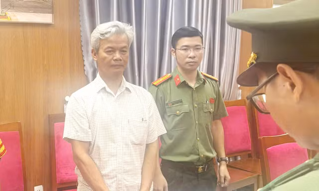 Bắt tạm giam giám đốc trung tâm tiếng Anh vì 'thổi phồng' chương trình học