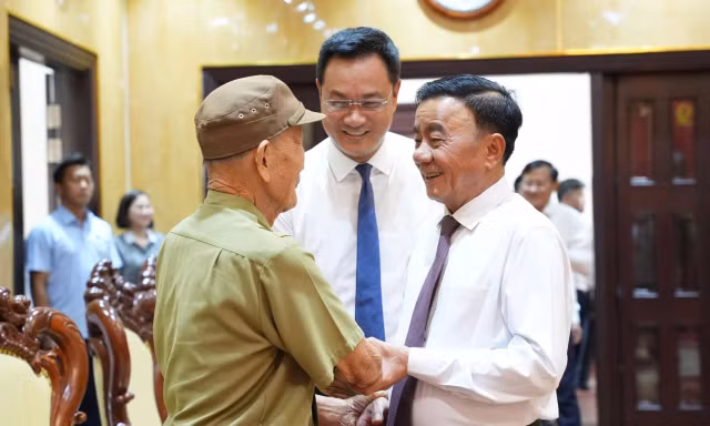 Thường trực Ban Bí thư Trần Cẩm Tú trao Huy hiệu 80 năm tuổi Đảng ở Đà Nẵng