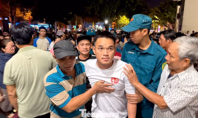 Sau chuyến biển sinh tử, 32 ngư dân vỡ òa trong vòng tay quê nhà