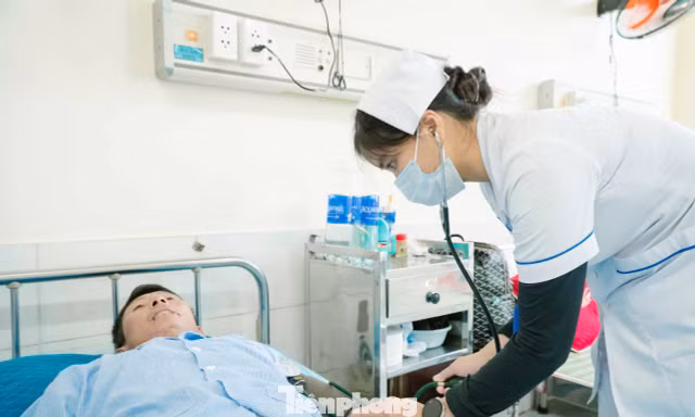  32 ngư dân trở về từ biển dữ ở Đà Nẵng: 3 người tiếp tục điều trị
