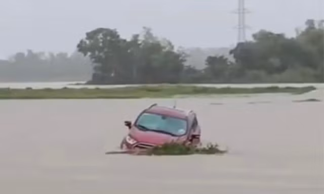 Ô tô suýt bị lũ cuốn khi qua đường ngập ở Đà Nẵng
