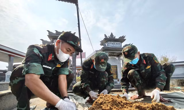 Khai mở mộ tập thể, phát hiện 17 hài cốt liệt sĩ