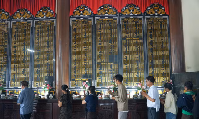 Thân nhân liệt sĩ dâng hương tại Đền liệt sĩ Hiệp Đức. Ảnh V.Đ.T