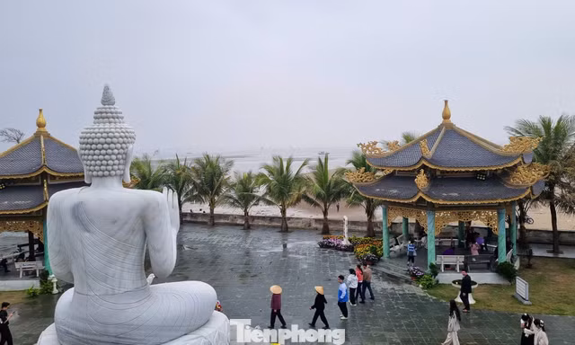 Xin lộc đầu năm ở ngôi chùa view biển nổi tiếng nhất Thanh Hóa