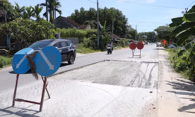 Đường hơn 1.800 tỷ đồng vừa thảm nhựa đã xuất hiện hàng loạt điểm bong tróc