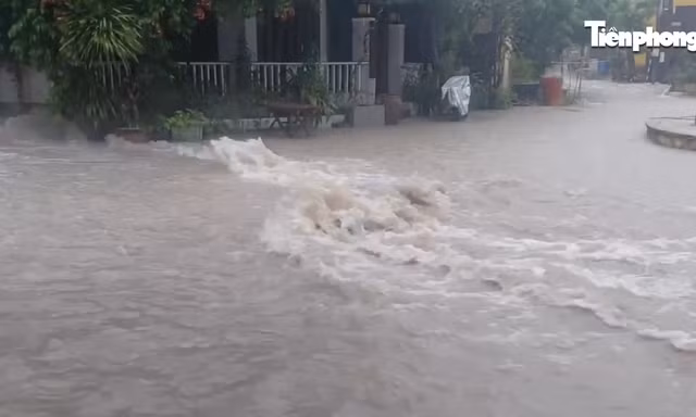 Nước cuộn như thác ở xã đảo Cù Lao Chàm