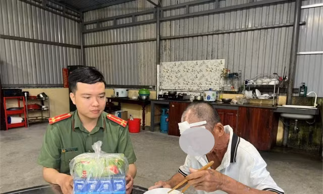 Người đàn ông đi lạc gần 800 km được công an hỗ trợ về nhà