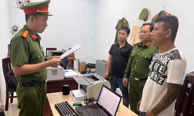  Bắt giam đối tượng mang kiếm đập phá tài sản, đăng video lên Facebook ‘Không Cần Biết’
