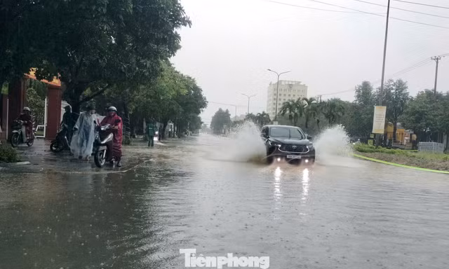 CLIP: Mưa như trút, nhiều tuyến phố phía nam Đà Nẵng ngập sâu