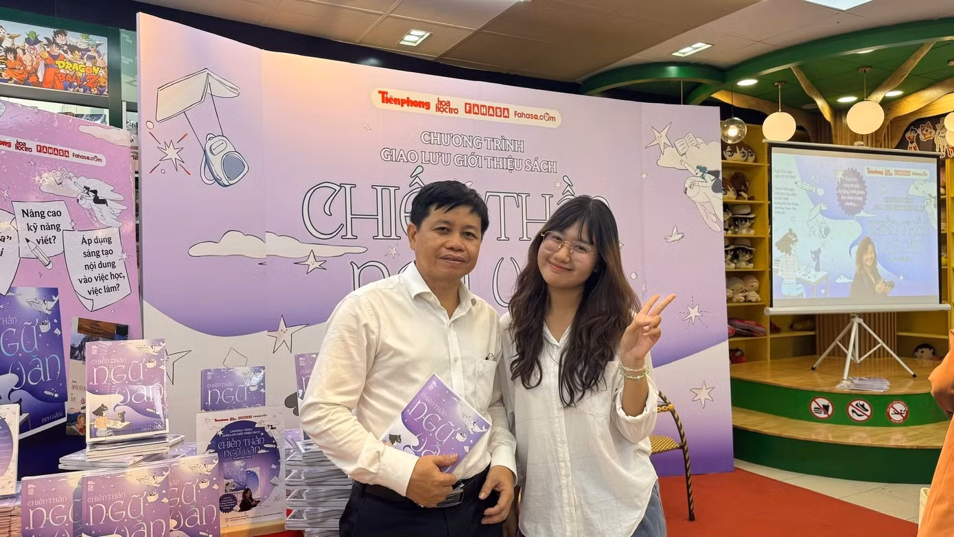 thay-phi-bang-chup-cung-hoc-sinh-da-ra-truong-trong-buoi-ra-mat-sach.jpg