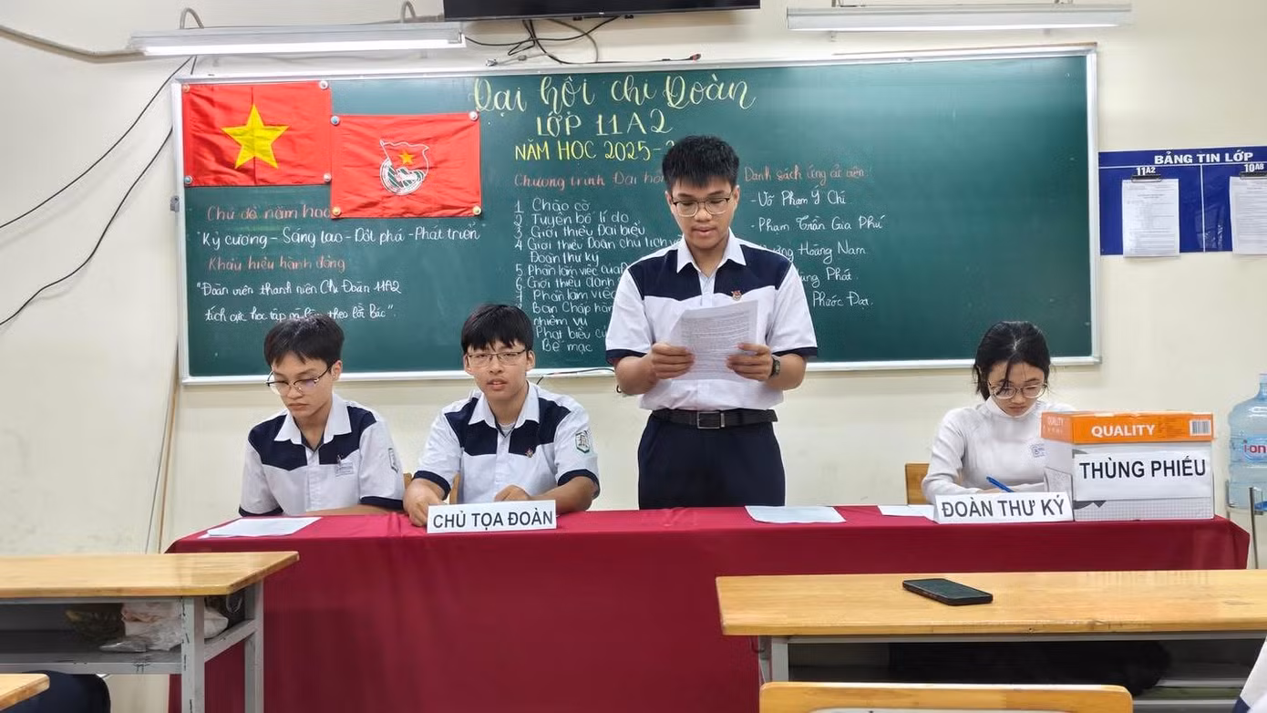 bau-cu-bi-thu-chi-doan-lop-nguon-doan-truong-thpt-mac-dinh-chi.jpg