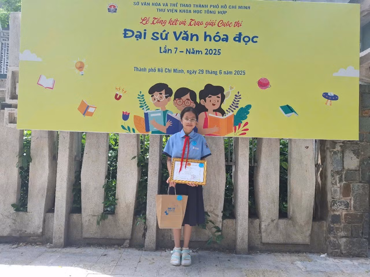 ban-nguyen-gia-han-da-phai-long-cuon-sach-ngay-tu-lan-doc-dau-tien.jpg