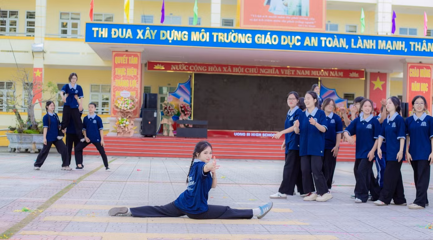 flashmood-cuc-chay-tu-cac-dancer-uong-bi.jpg