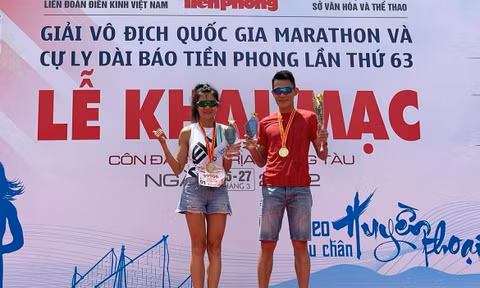 Cặp đôi 7X chạy marathon nhanh nhất Việt Nam: Chạy giải Tiền Phong để…nhớ ngày cưới