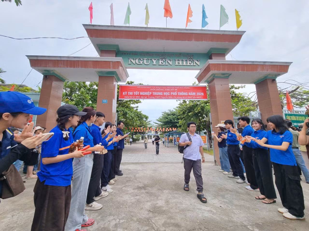 thi-sinh-roi-phong-thi.jpg