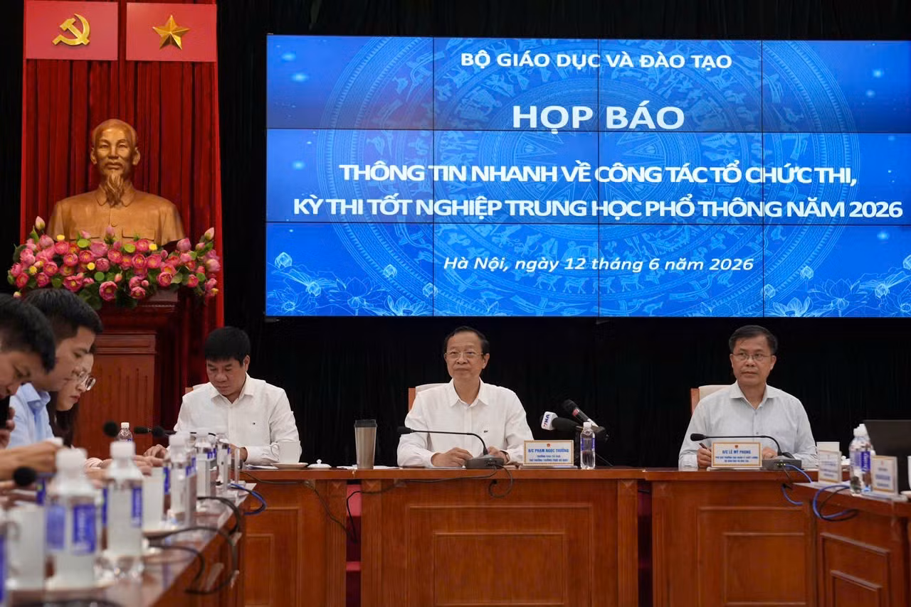 quang-canh-hop-bao.jpg