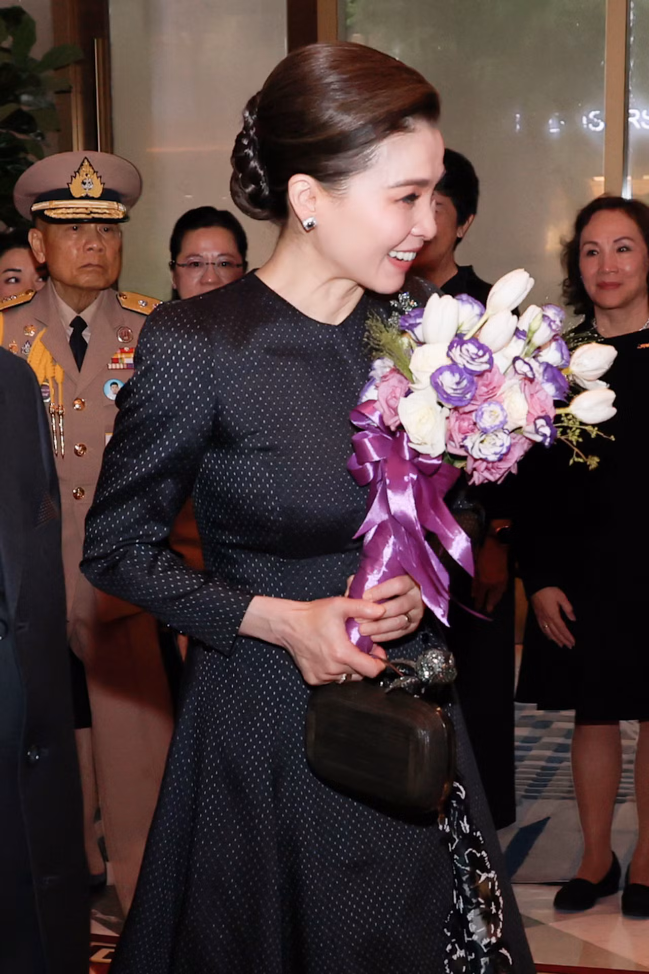 Thời trang tinh tế của Ho&agrave;ng hậu Th&aacute;i Lan tại Việt Nam- Ảnh 4.