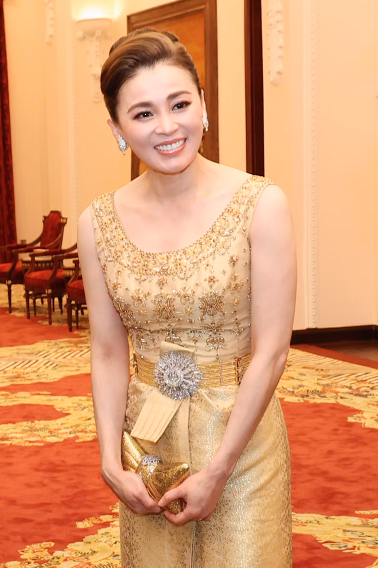 Thời trang tinh tế của Ho&agrave;ng hậu Th&aacute;i Lan tại Việt Nam- Ảnh 10.