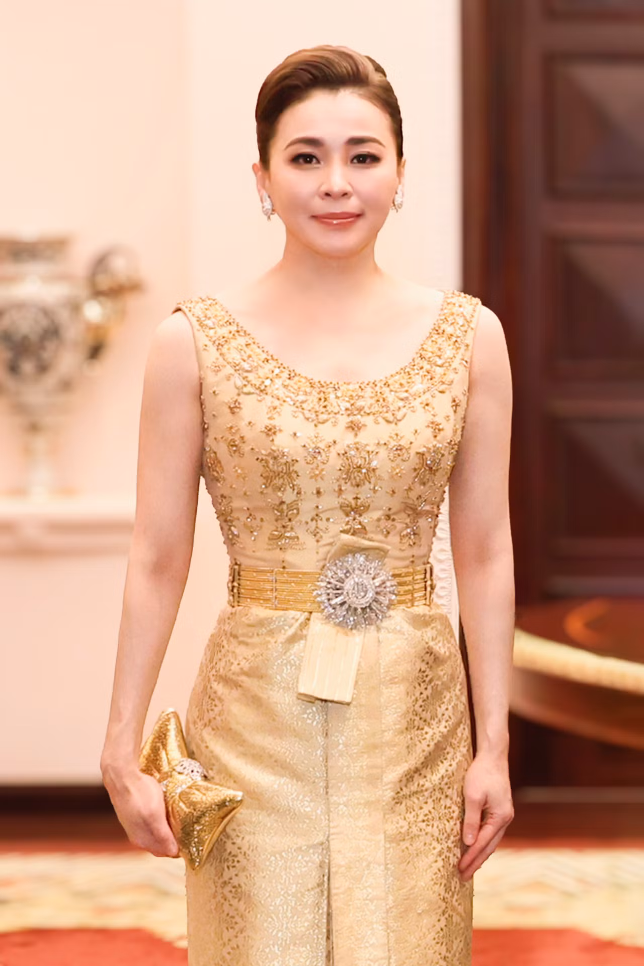 Thời trang tinh tế của Ho&agrave;ng hậu Th&aacute;i Lan tại Việt Nam- Ảnh 9.