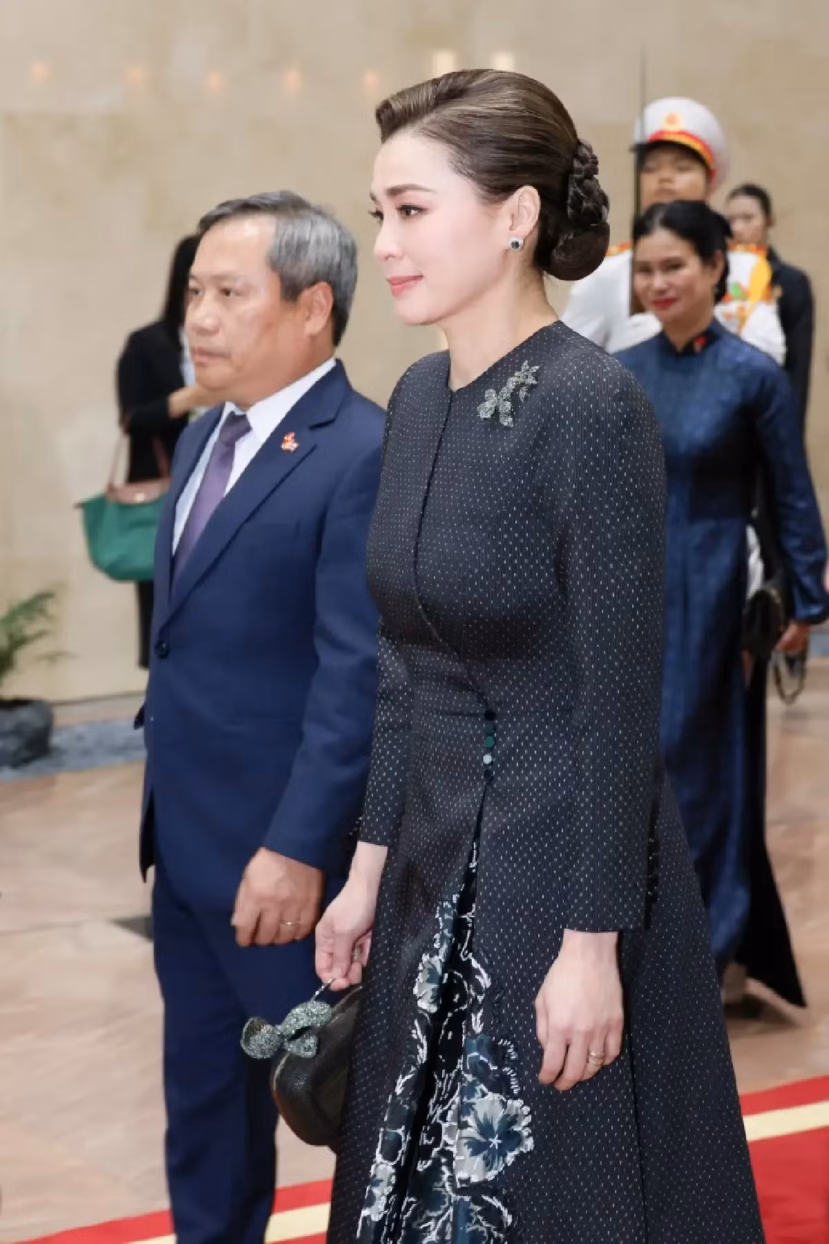 Thời trang tinh tế của Ho&agrave;ng hậu Th&aacute;i Lan tại Việt Nam- Ảnh 2.
