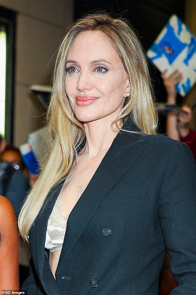 Angelina Jolie gặp sự cố