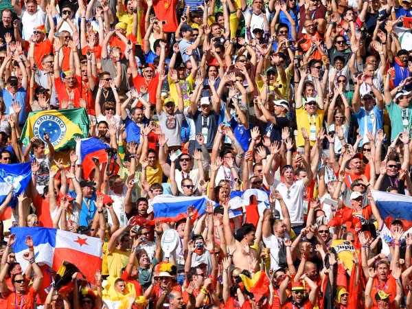 Quá "cuồng" World Cup, người lên cơn đau tim, người gây tai nạn giao thông